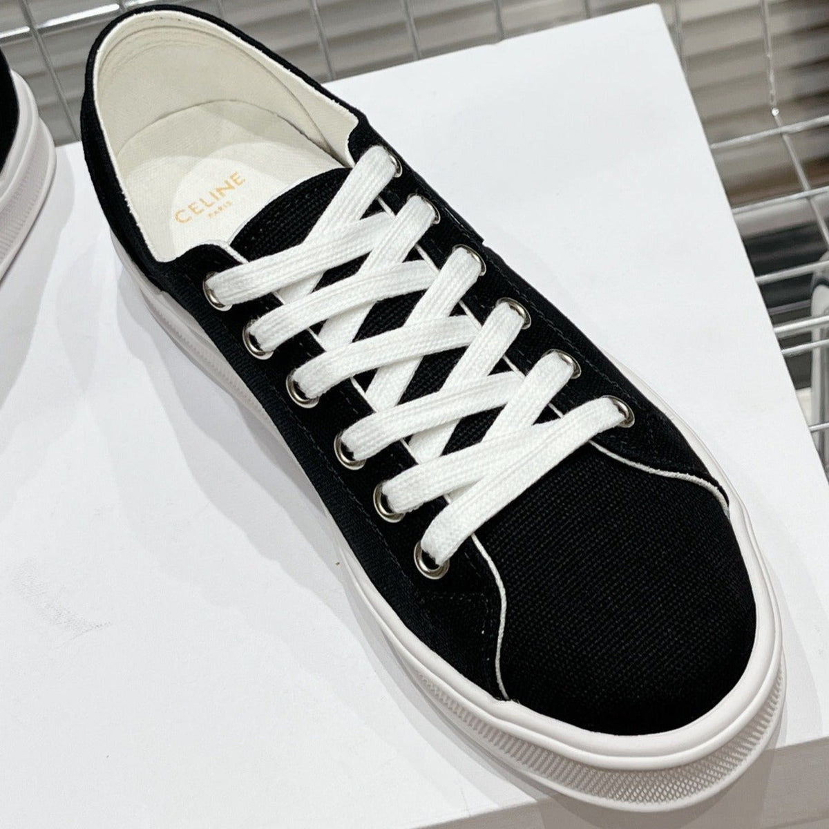 S-Sneakers