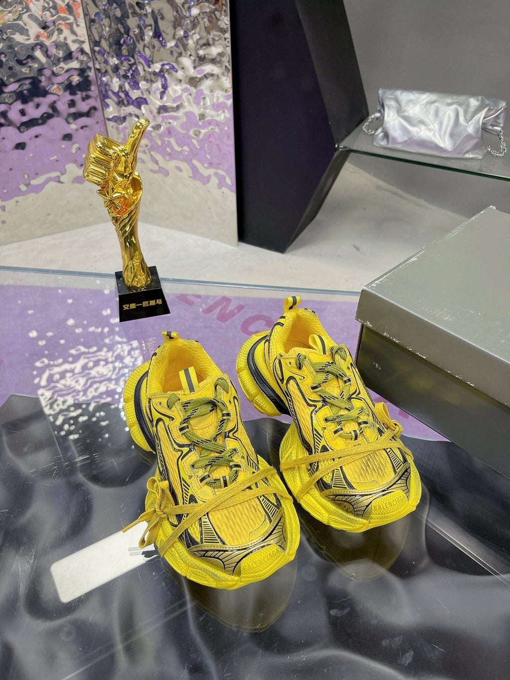 B-Sneakers
