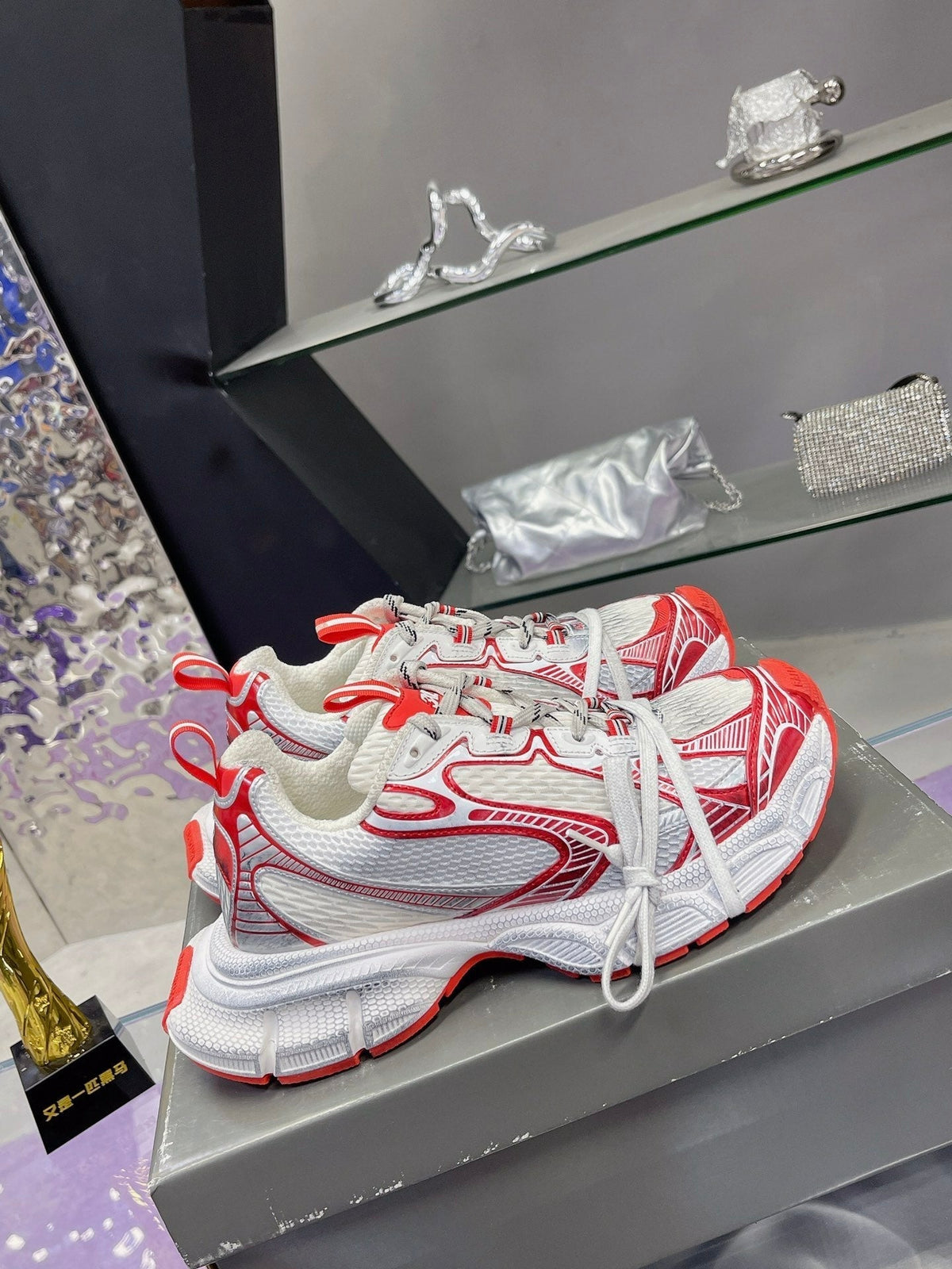B-Sneakers