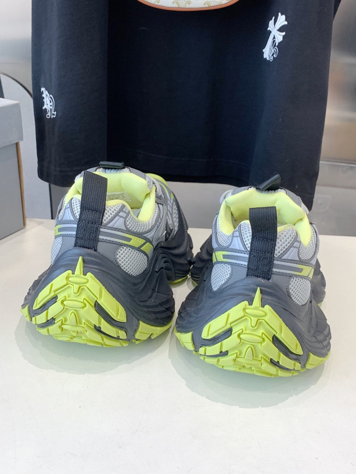 B-Sneakers