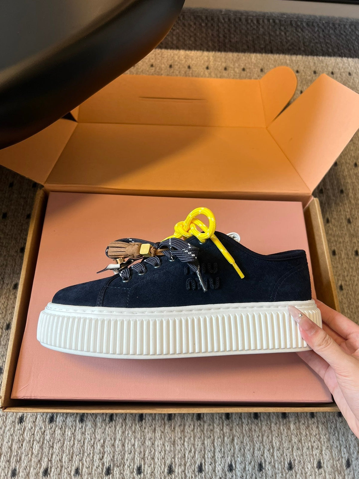 M-Sneakers