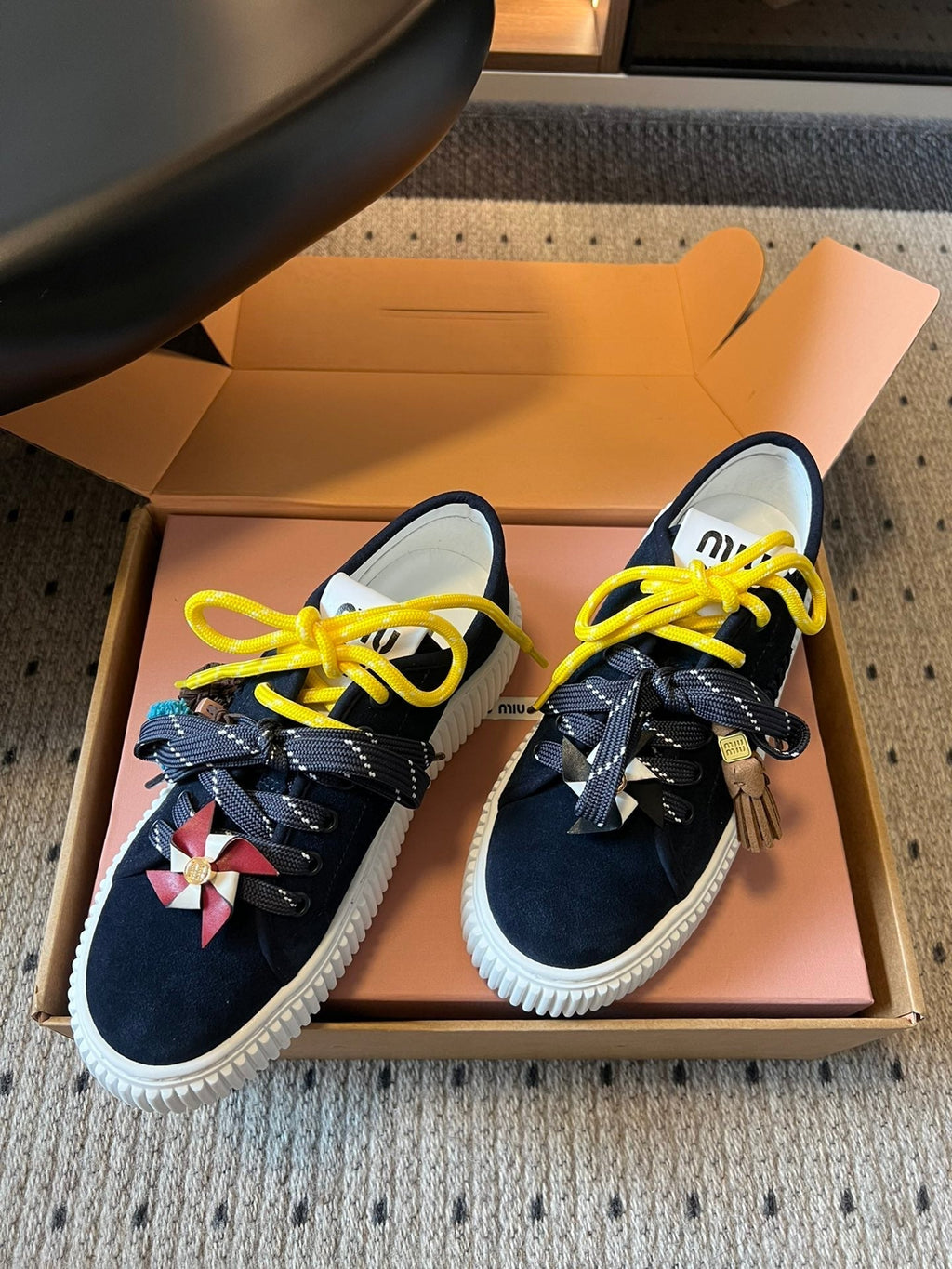 M-Sneakers