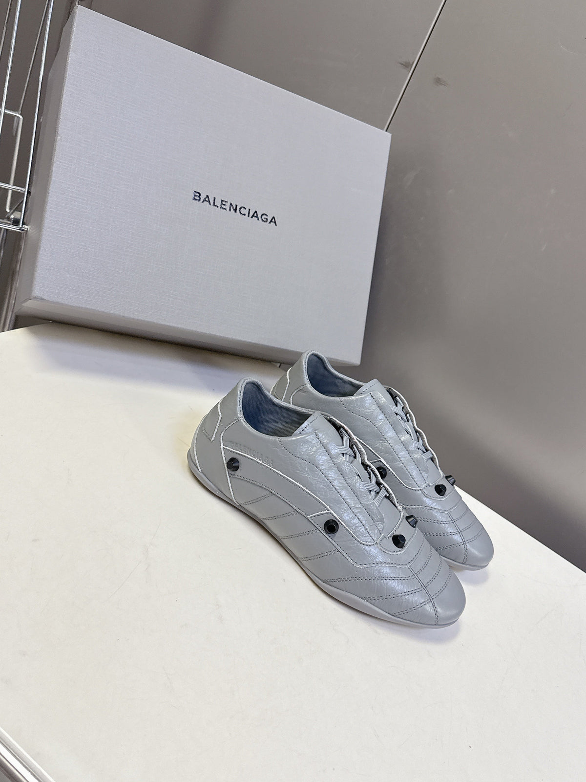 B-Sneakers