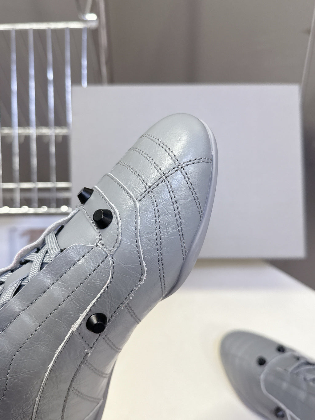 B-Sneakers
