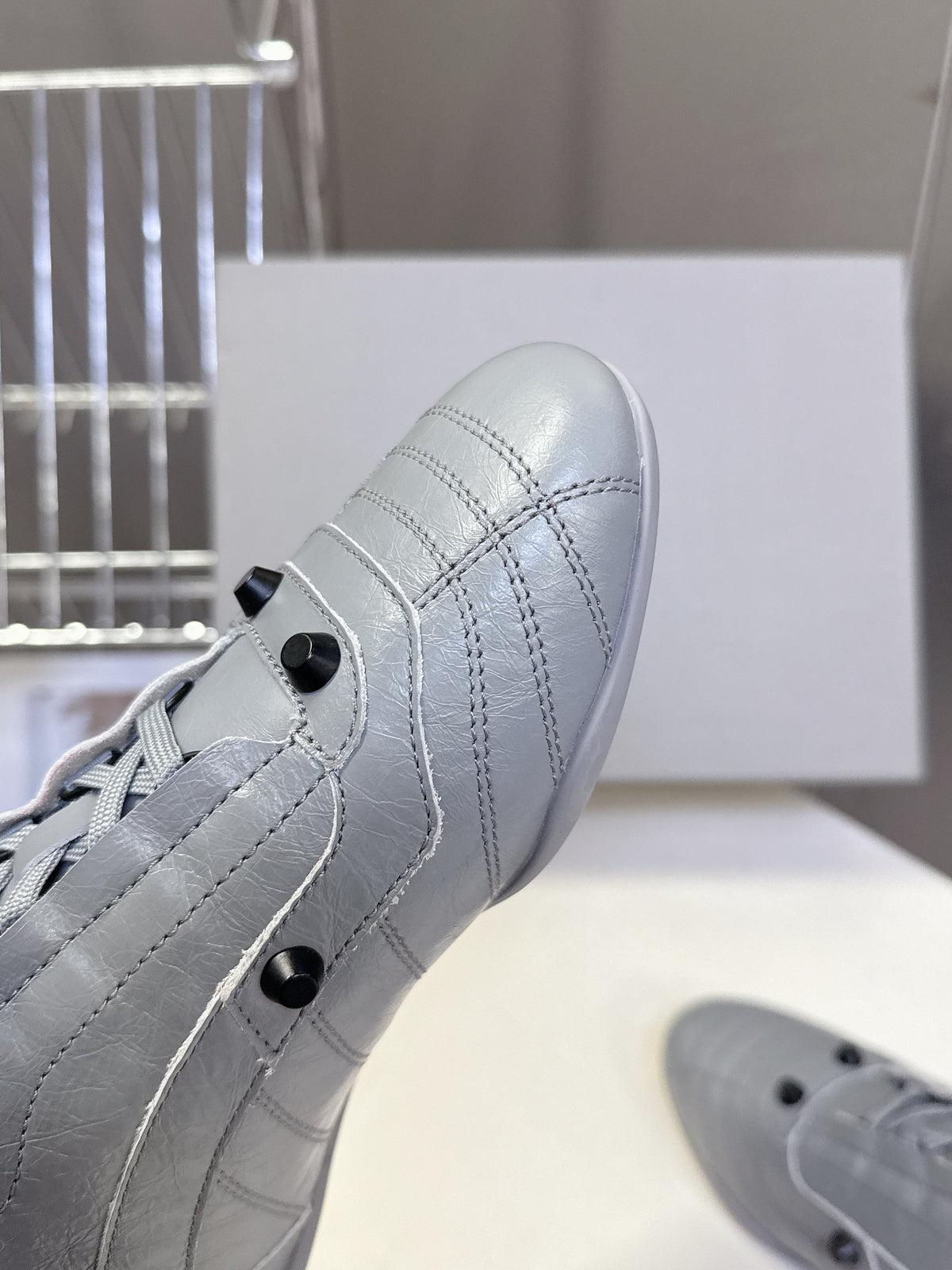B-Sneakers
