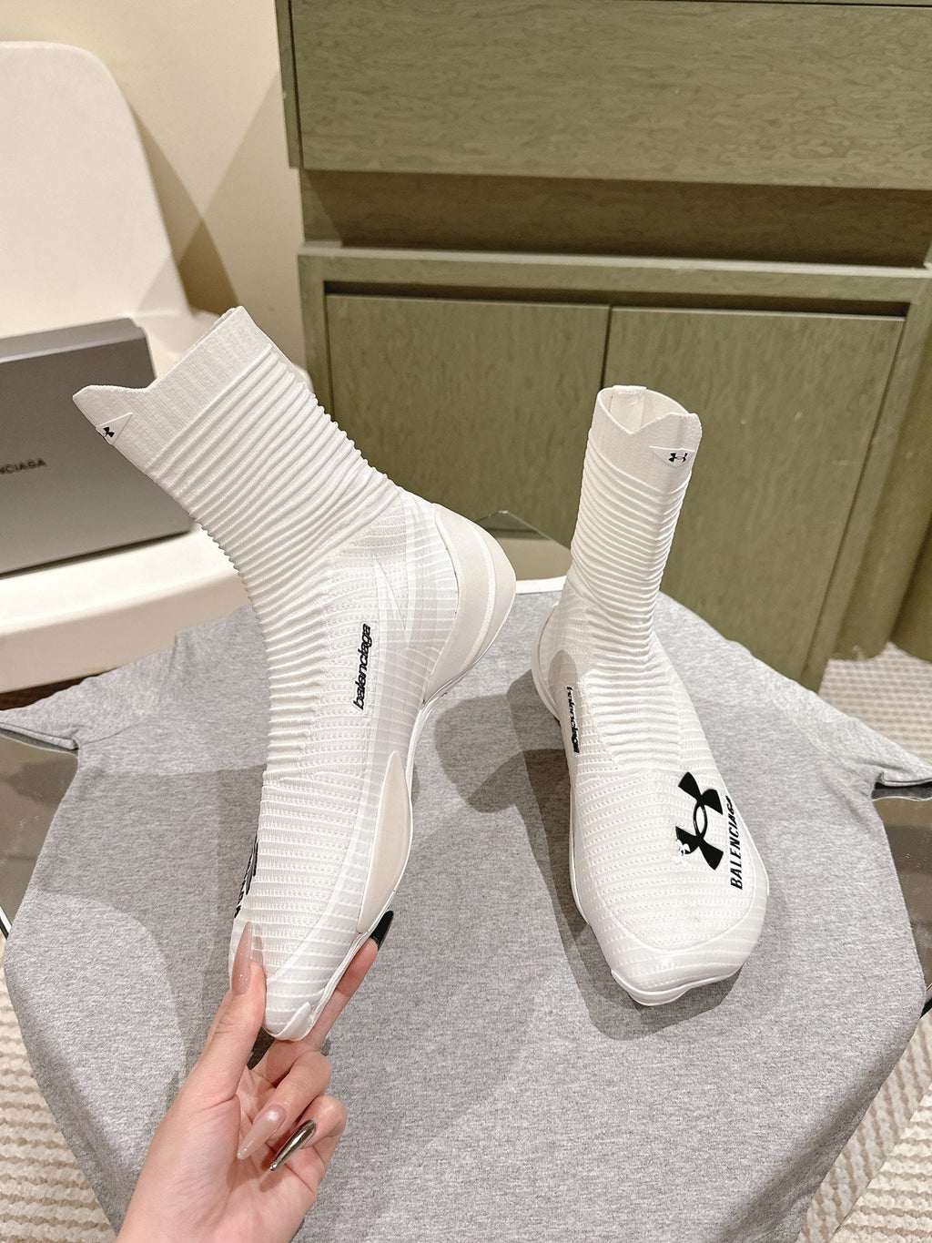 B-Sneakers
