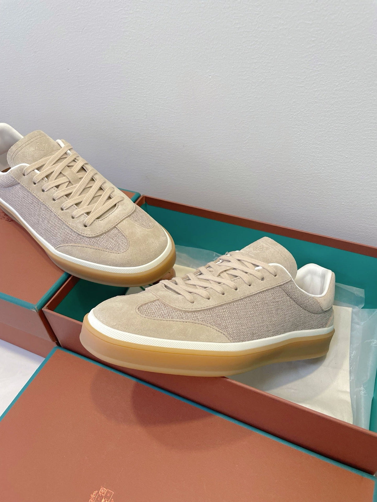 L-Sneakers