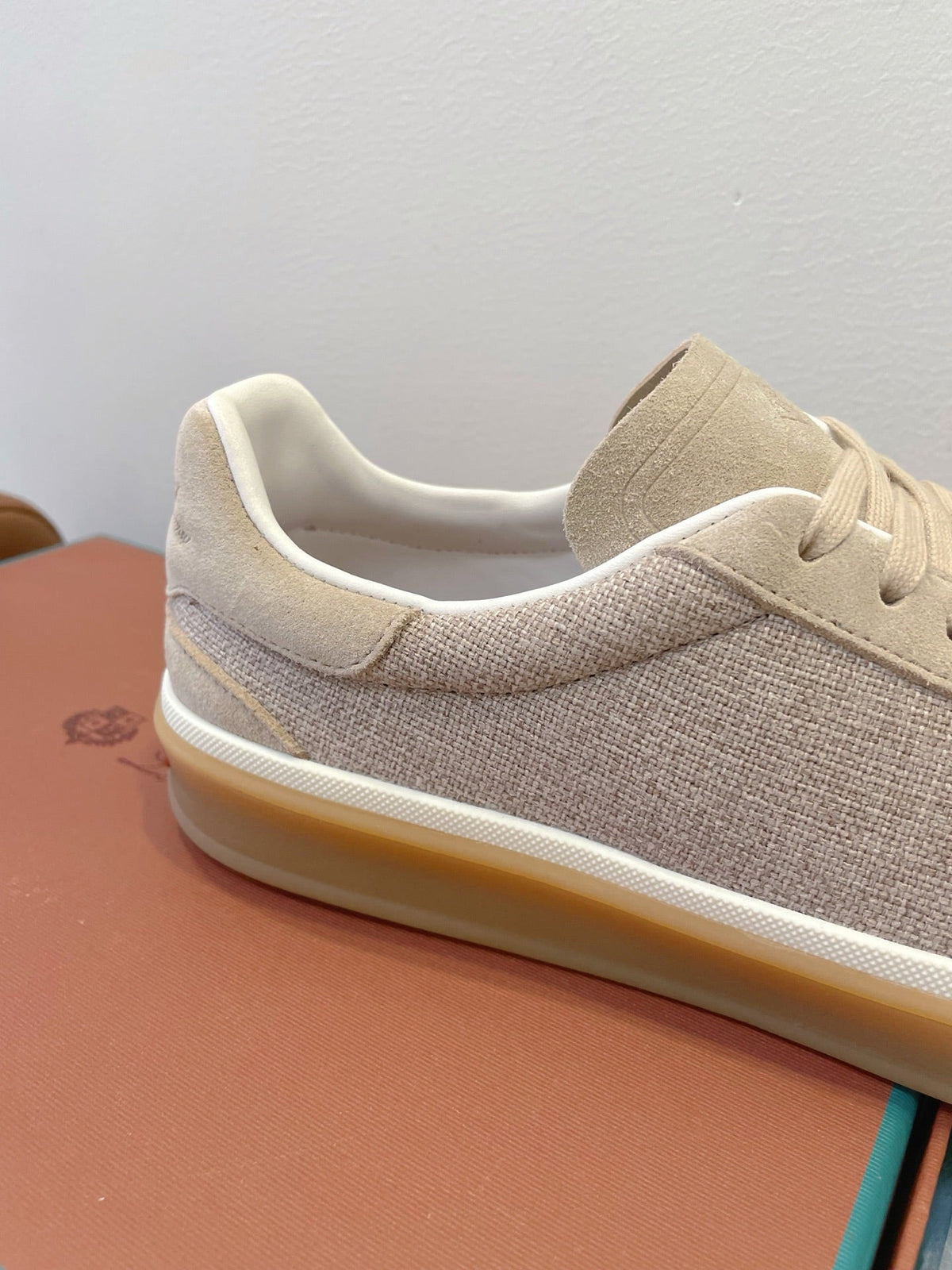 L-Sneakers