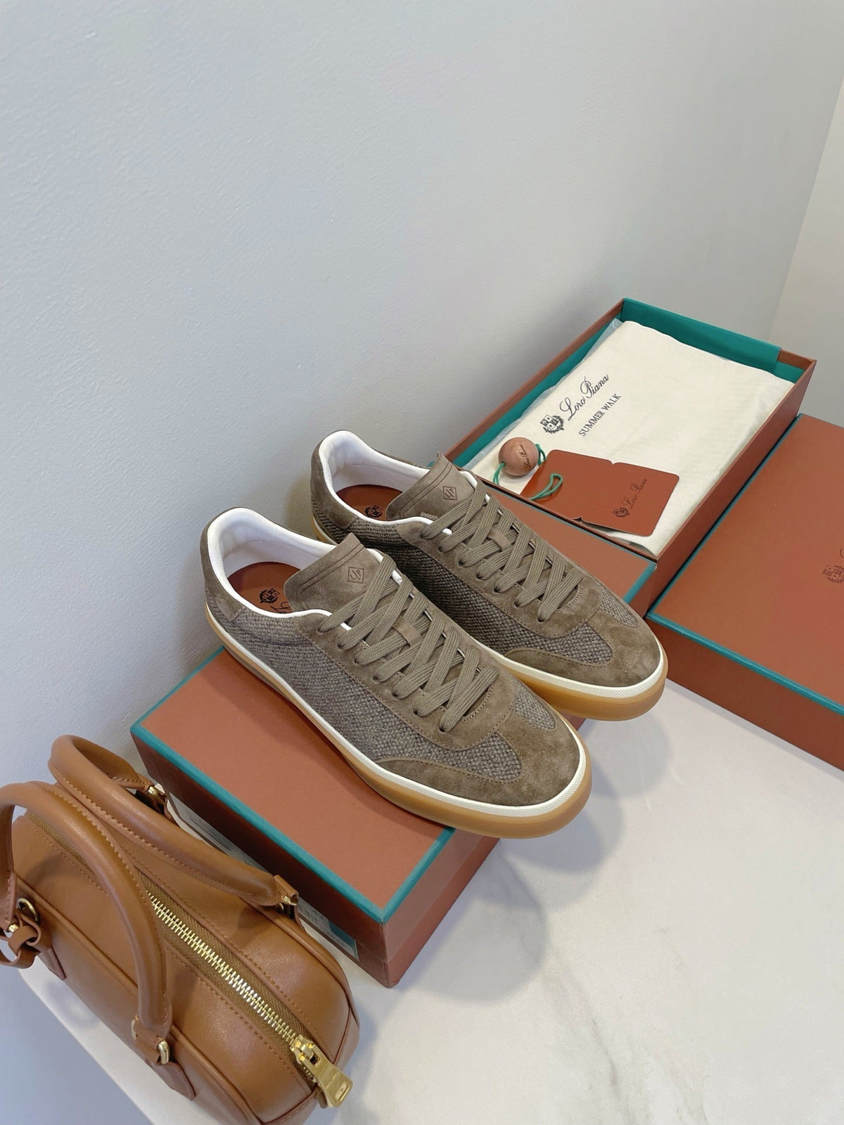 L-Sneakers