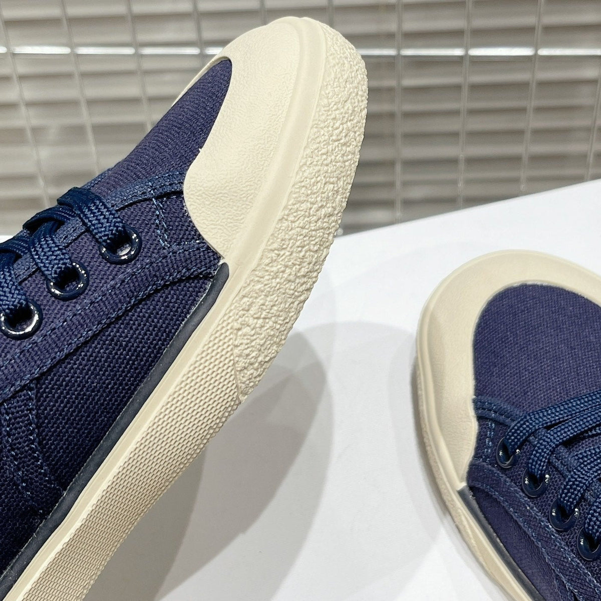 S-Sneakers