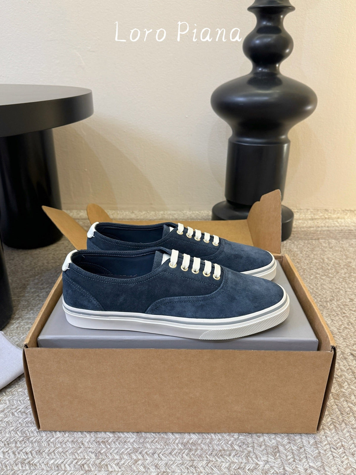 L-Sneakers