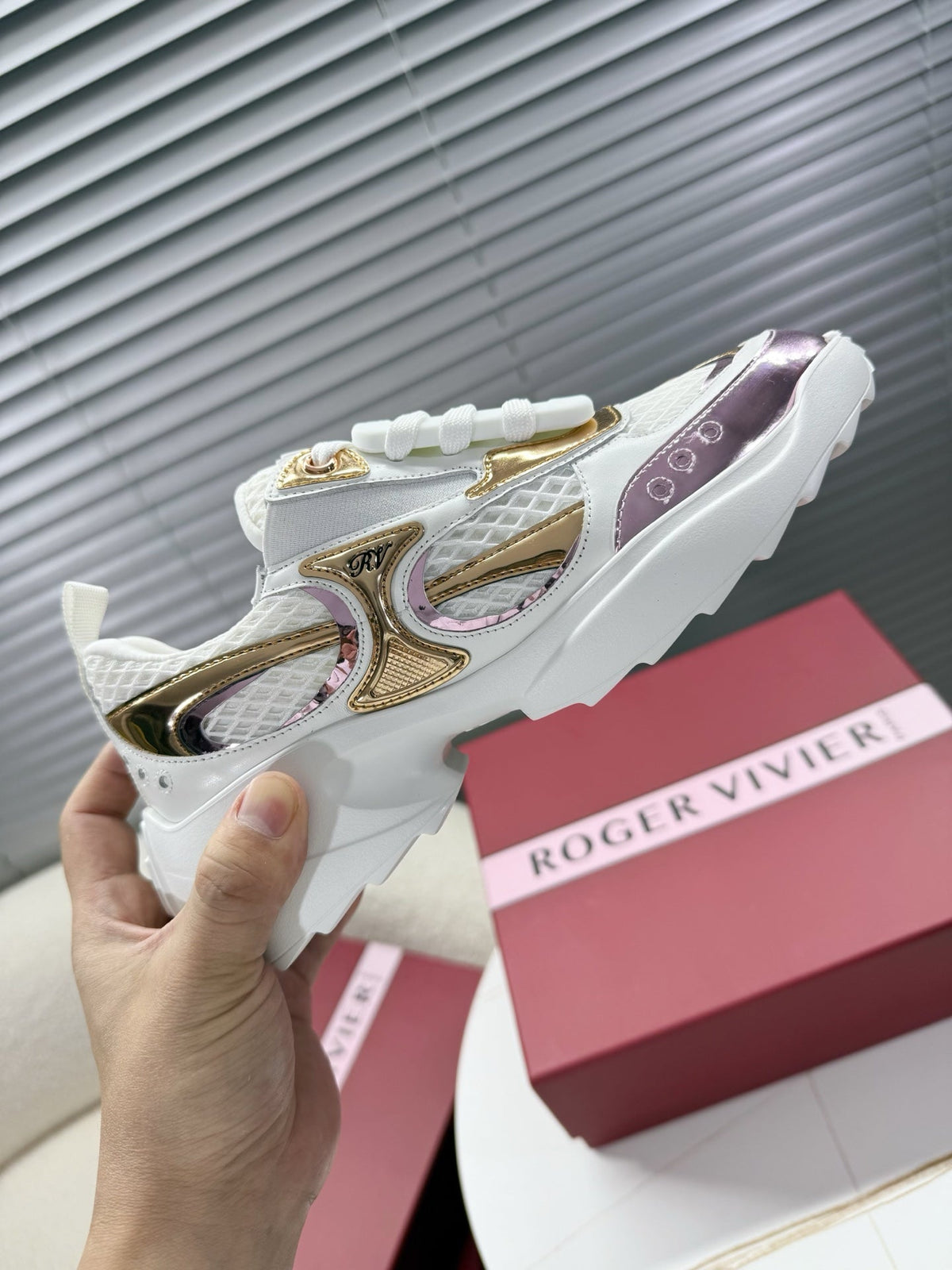 R-Sneakers