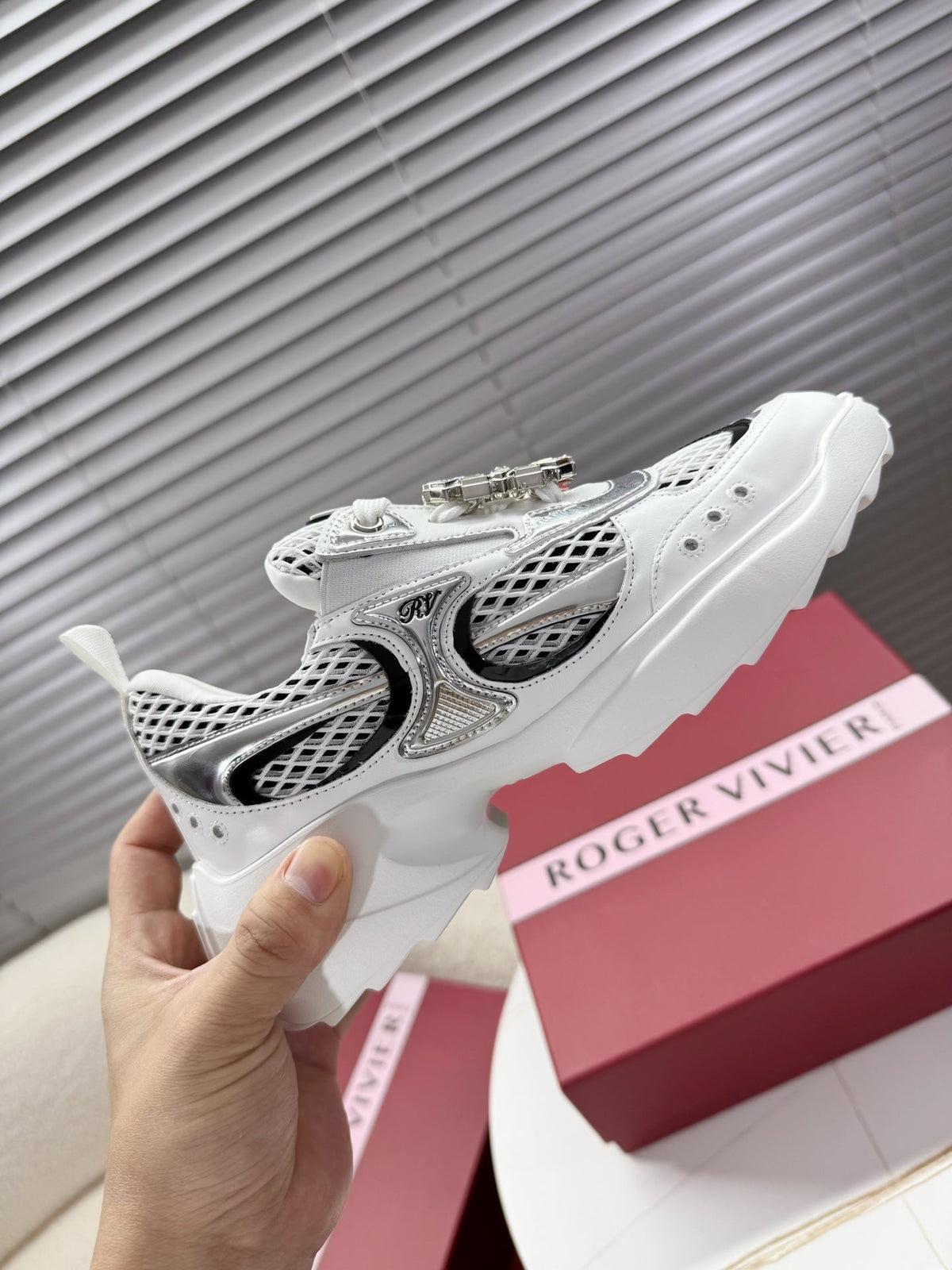R-Sneakers