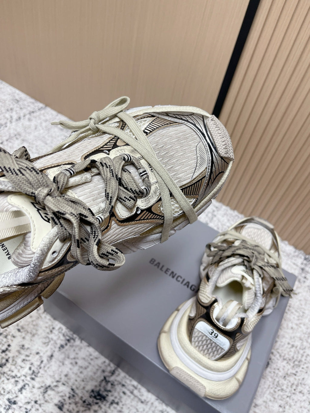 B-Sneakers