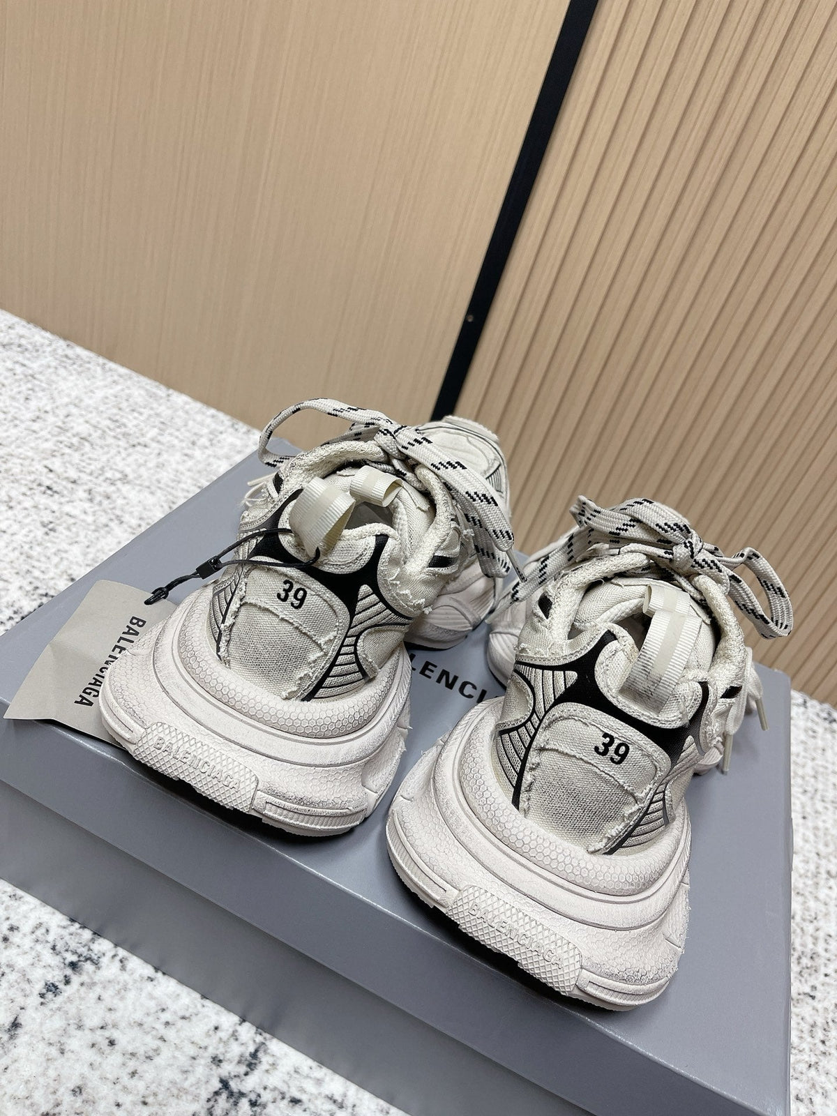B-Sneakers
