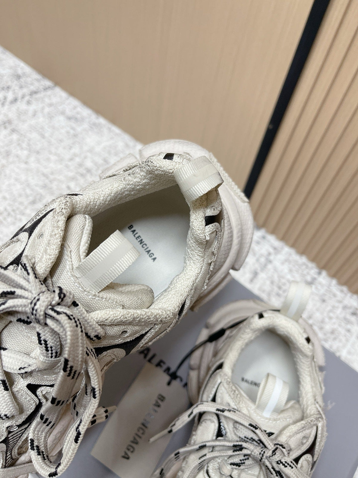 B-Sneakers