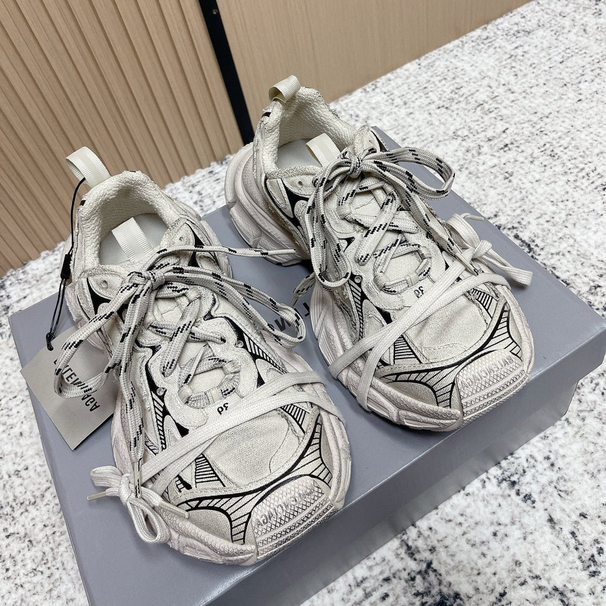 B-Sneakers