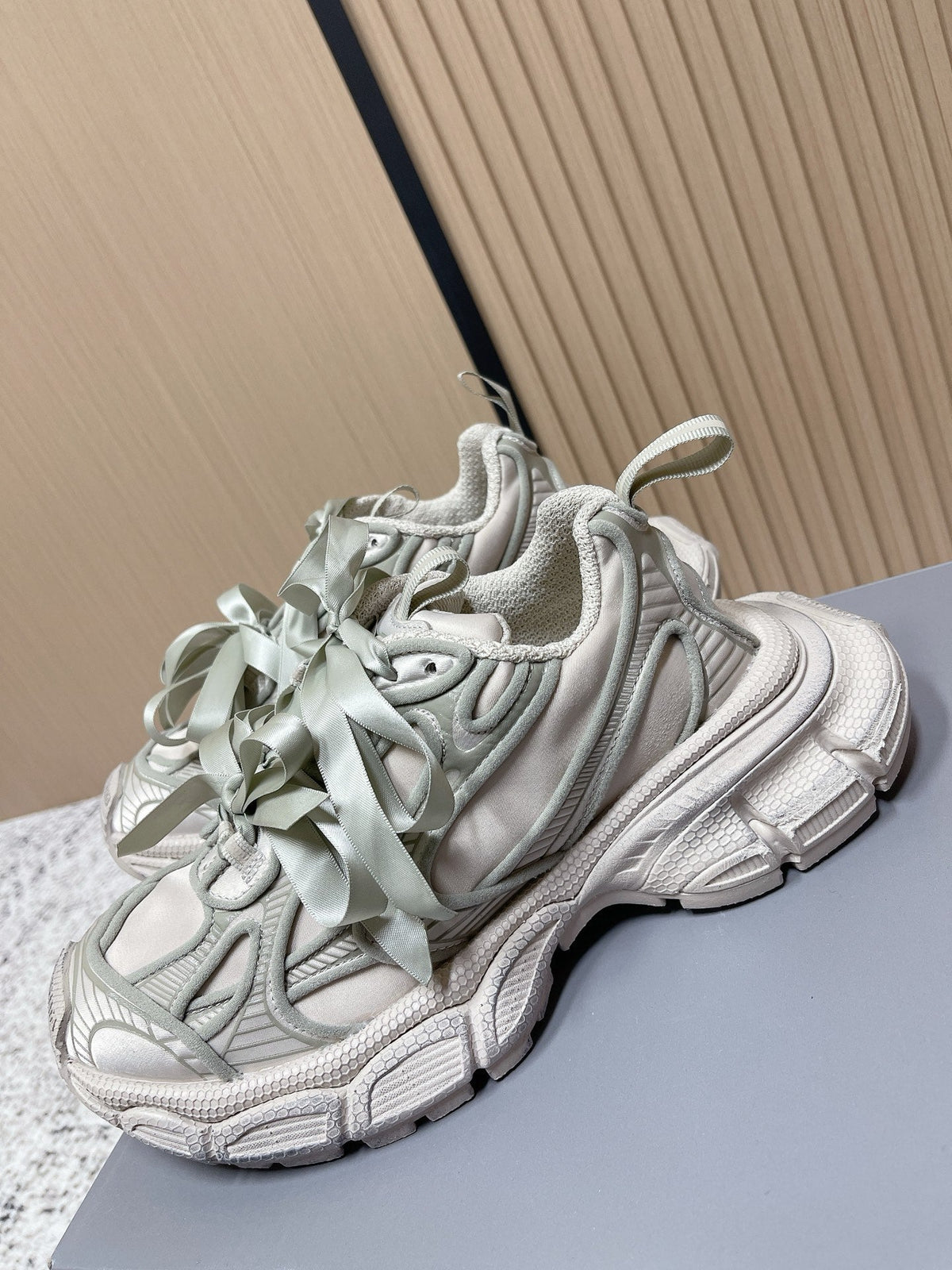 B-Sneakers