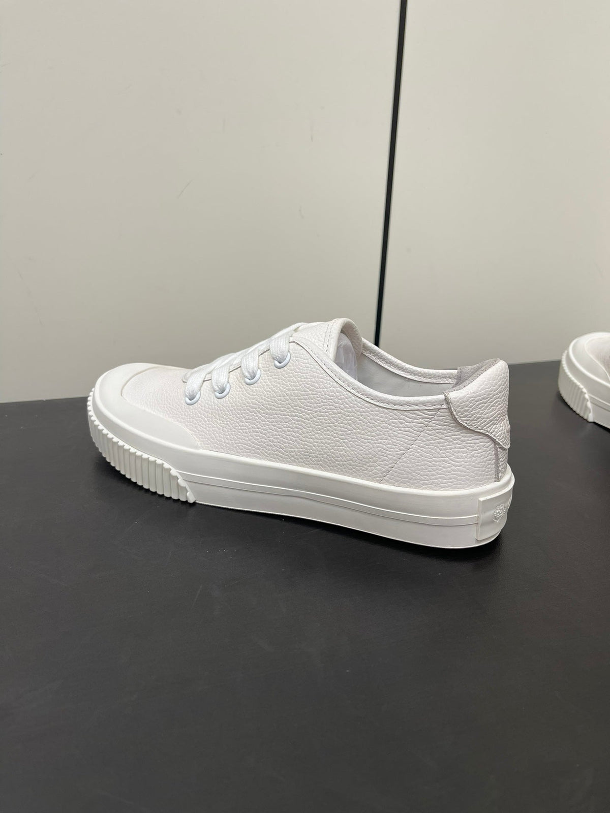 L-Sneakers