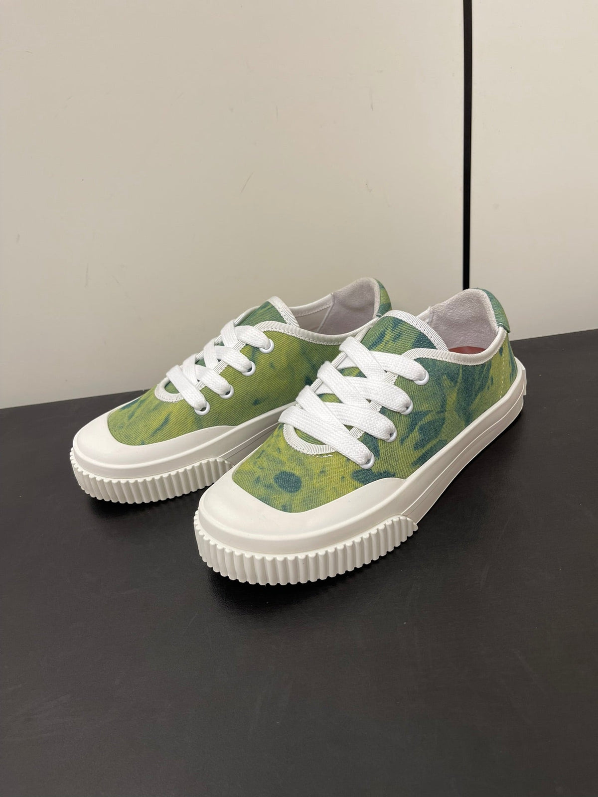 L-Sneakers