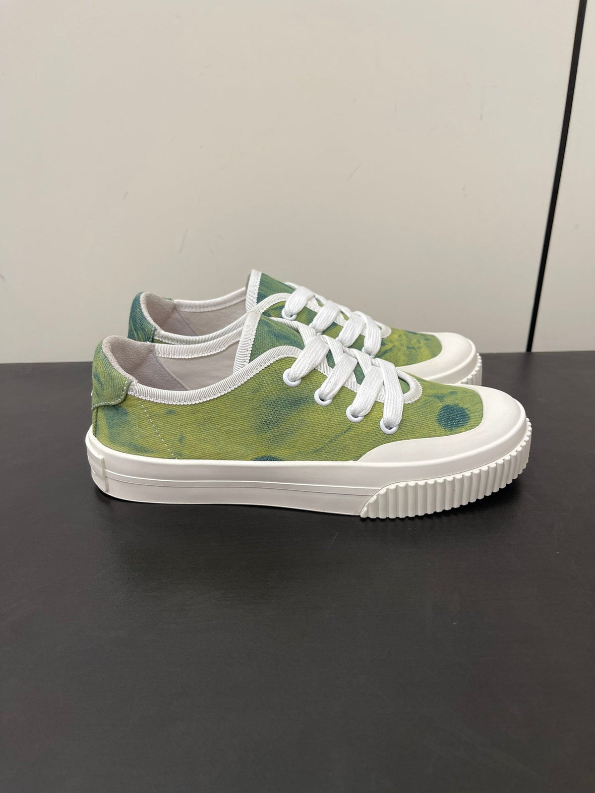 L-Sneakers