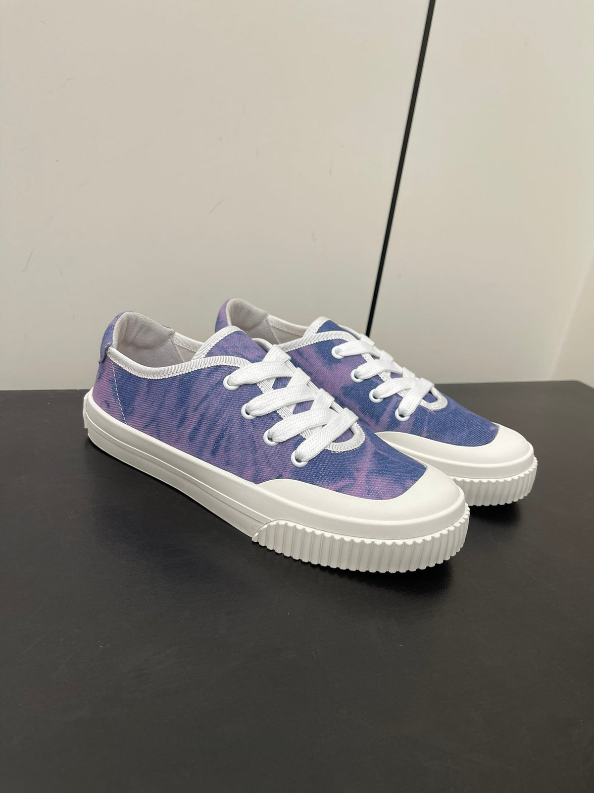 L-Sneakers