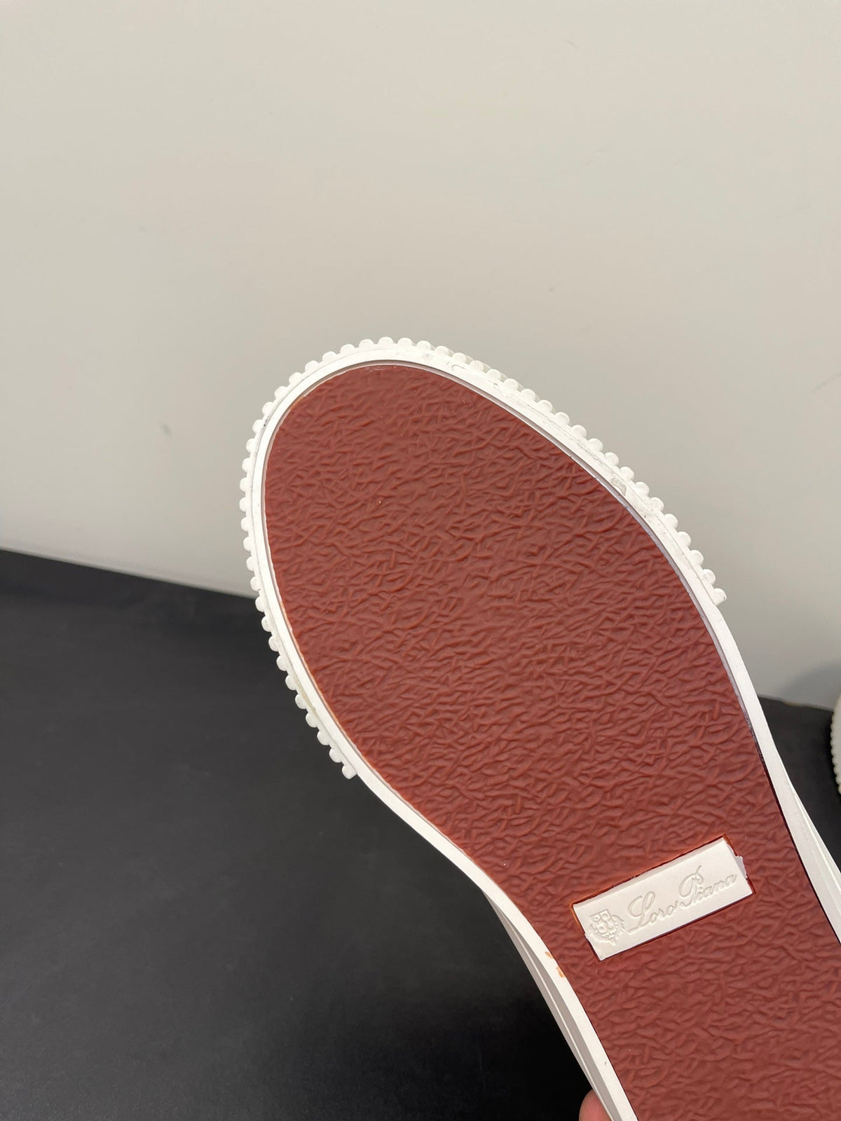 L-Sneakers