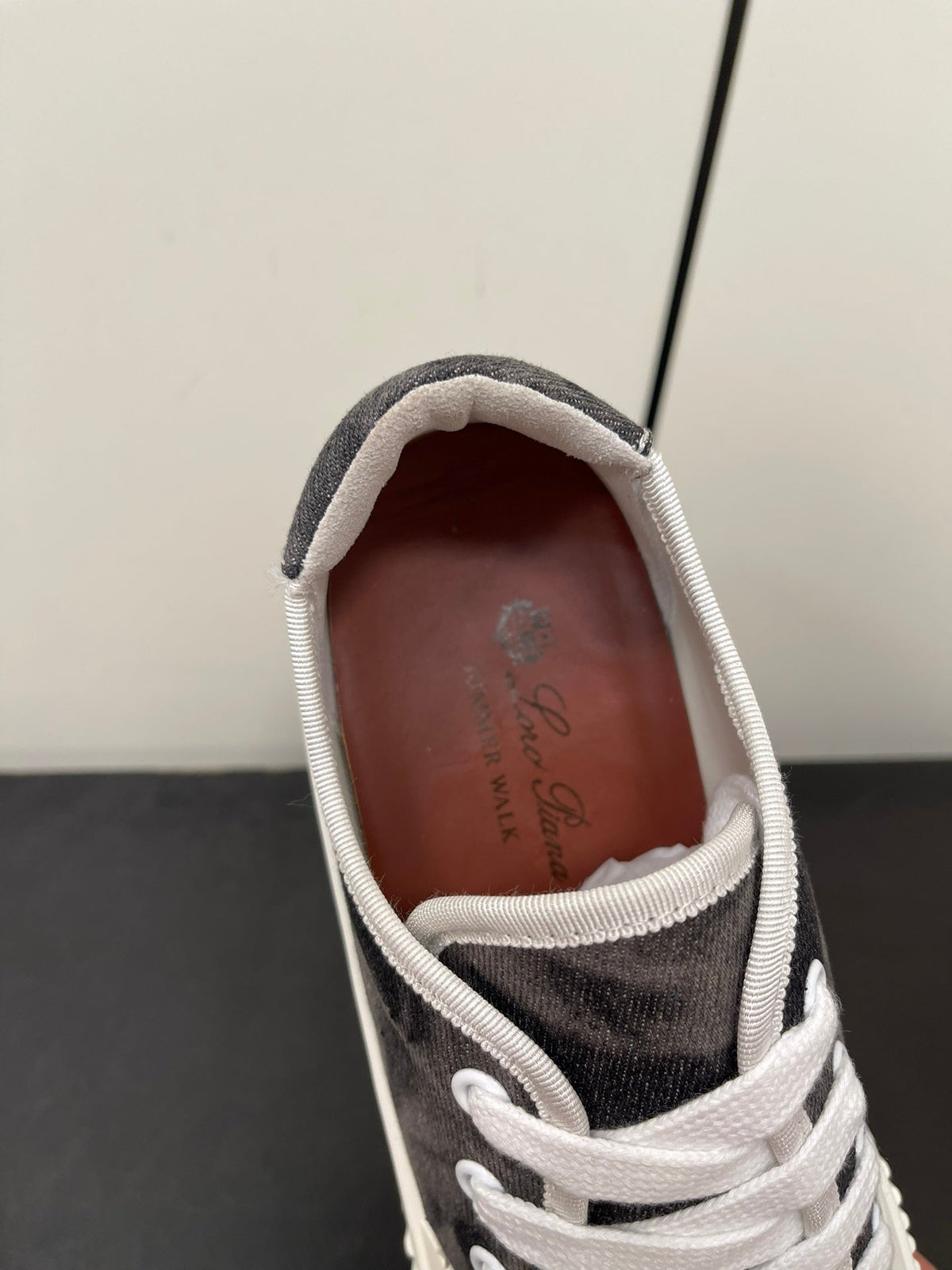 L-Sneakers
