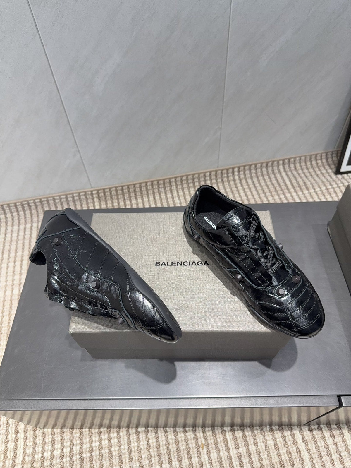 B-Sneakers