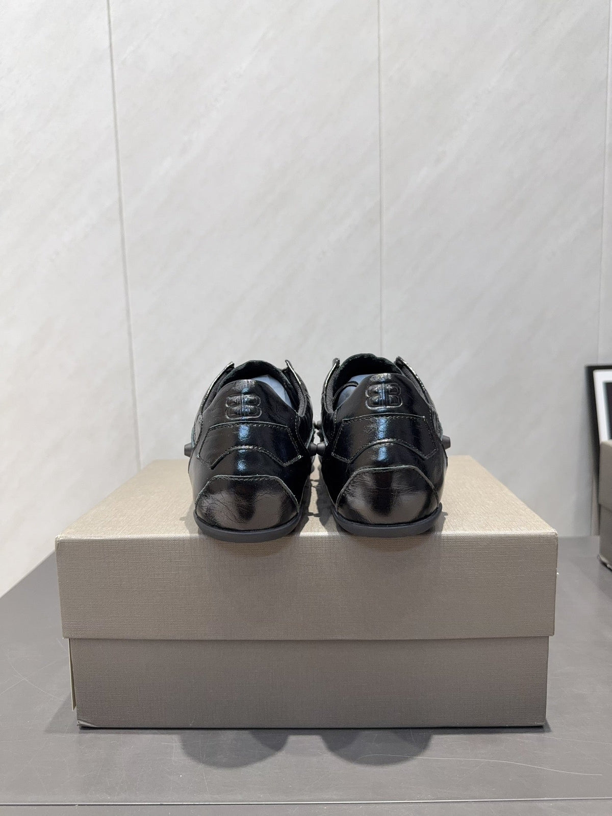 B-Sneakers