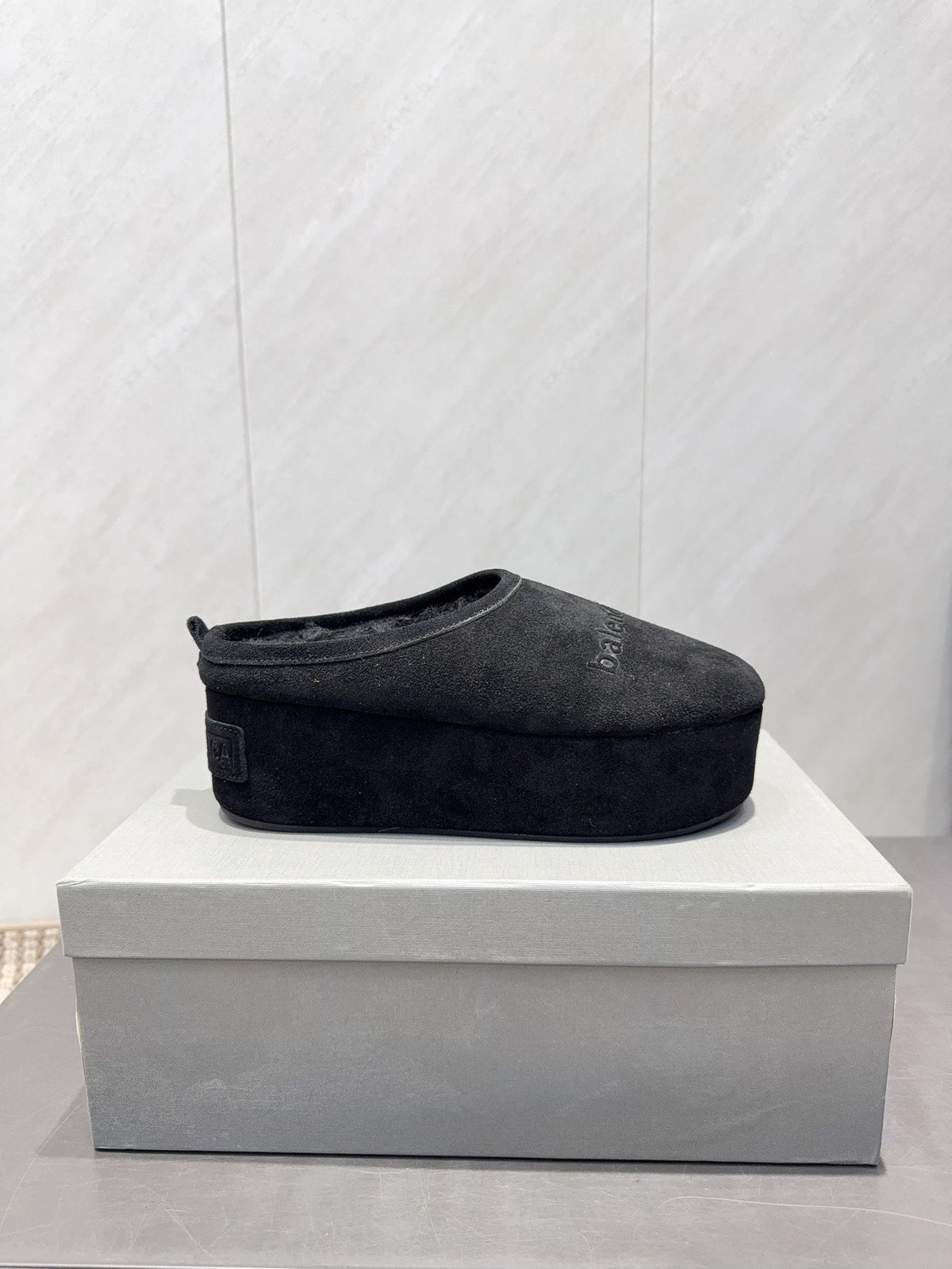 B-Sneakers