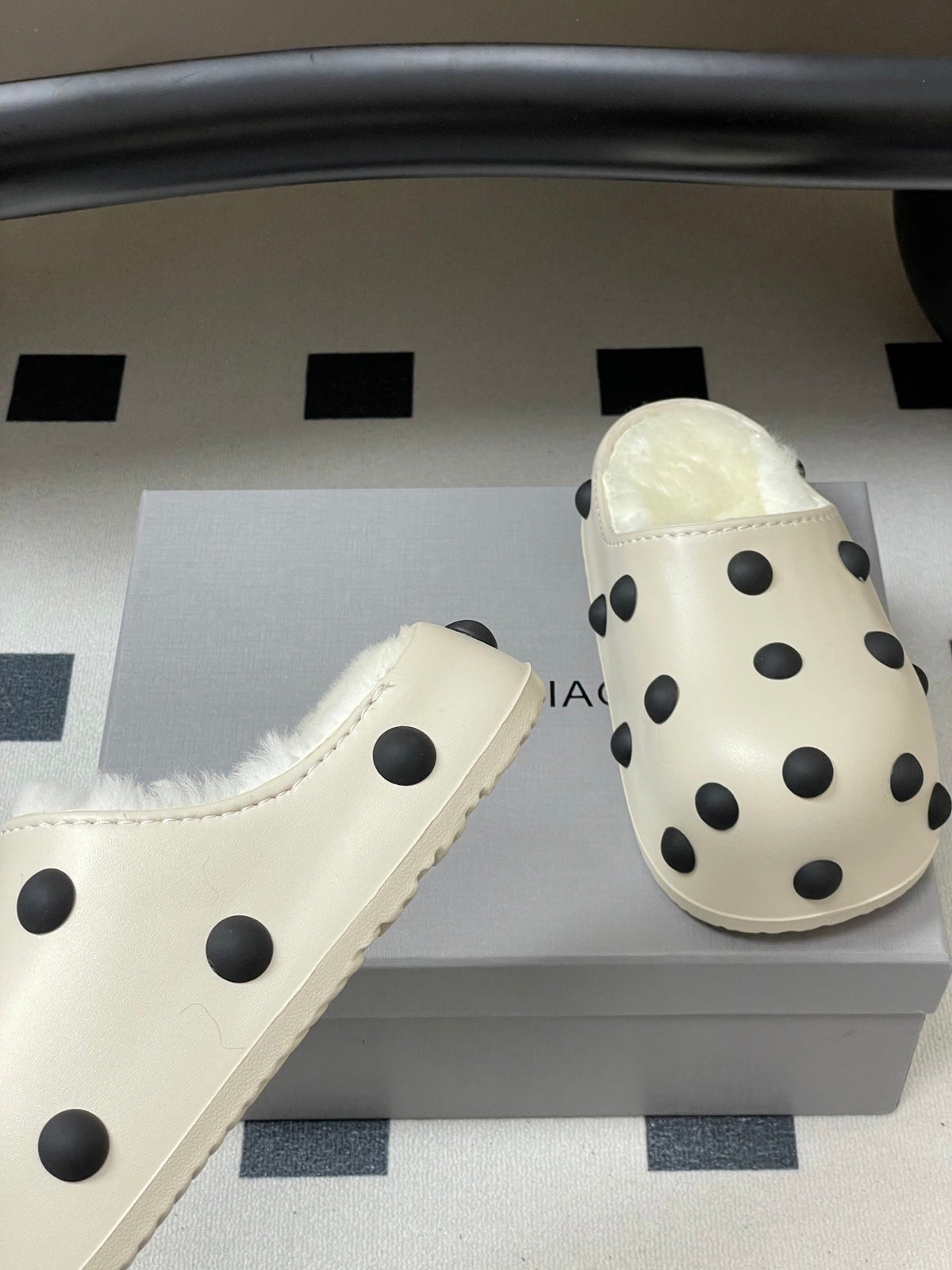 B-Sneakers