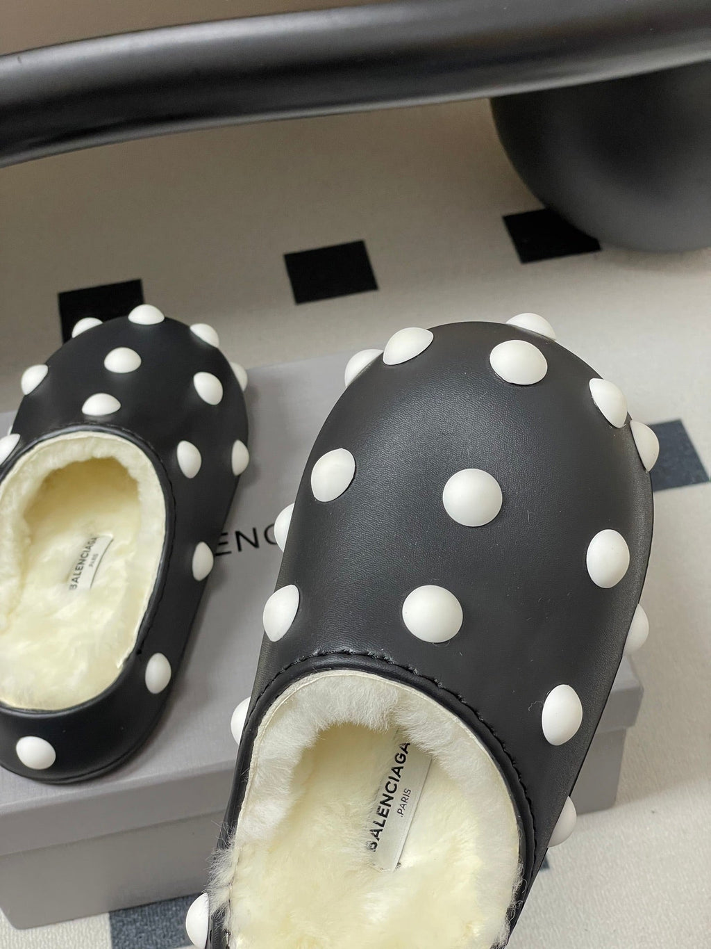 B-Sneakers