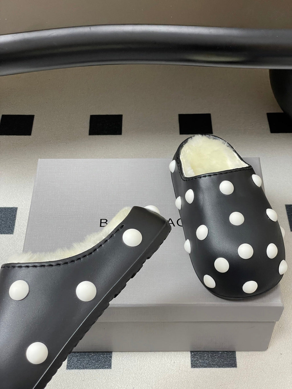 B-Sneakers