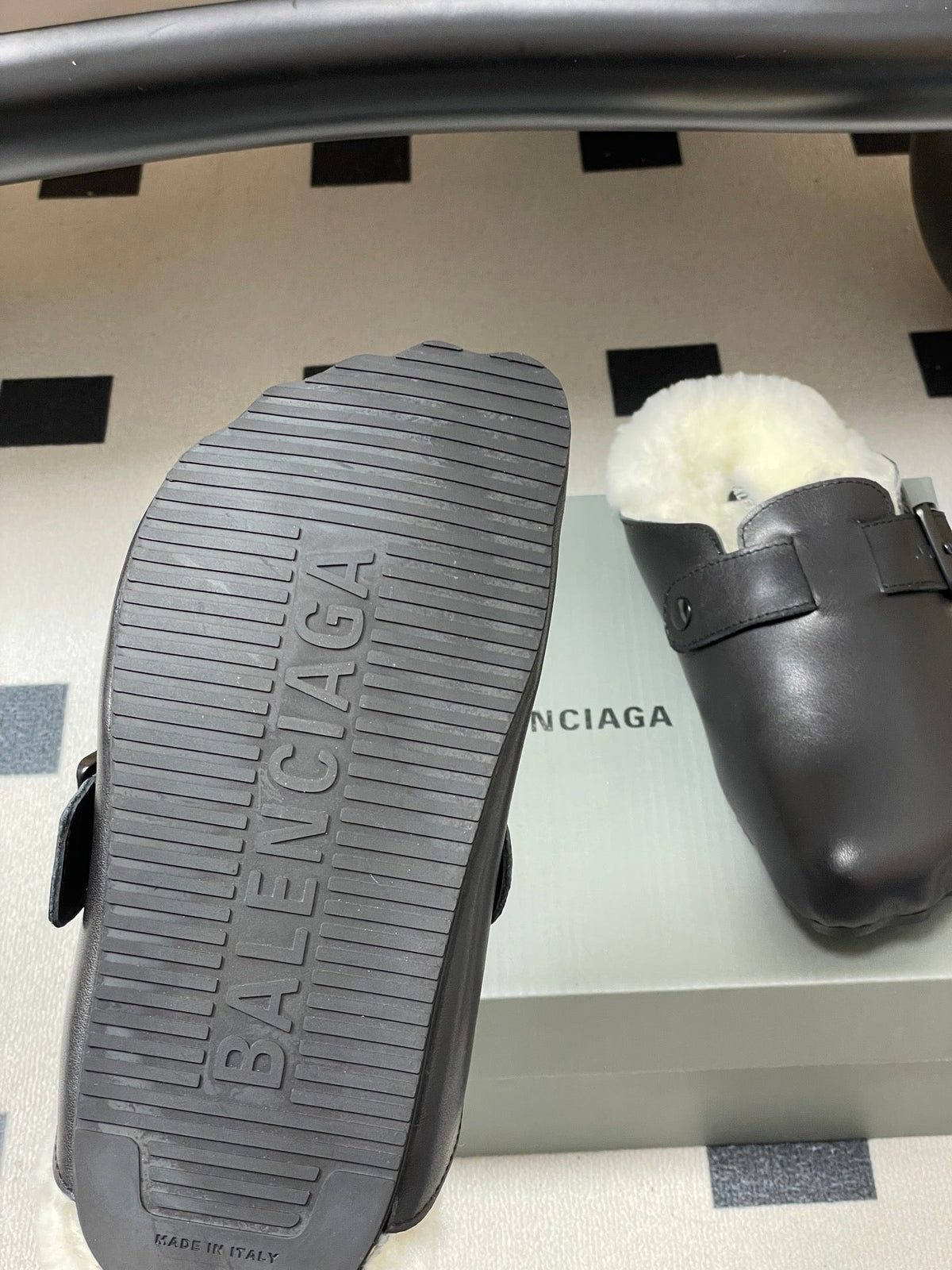 B-Sneakers