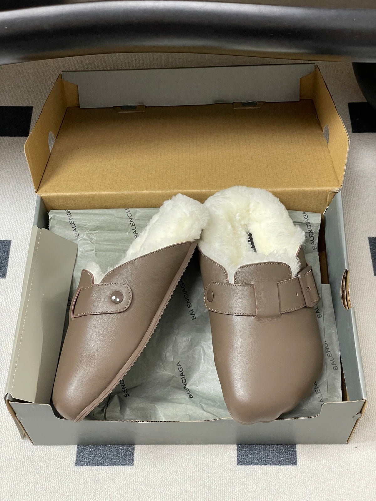 B-Sneakers