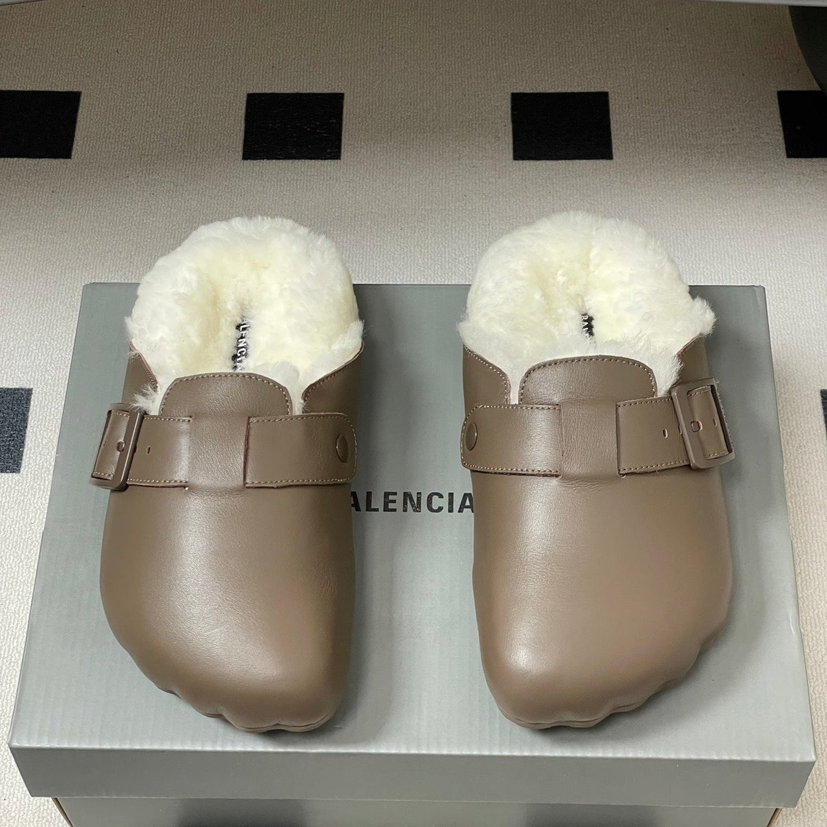 B-Sneakers