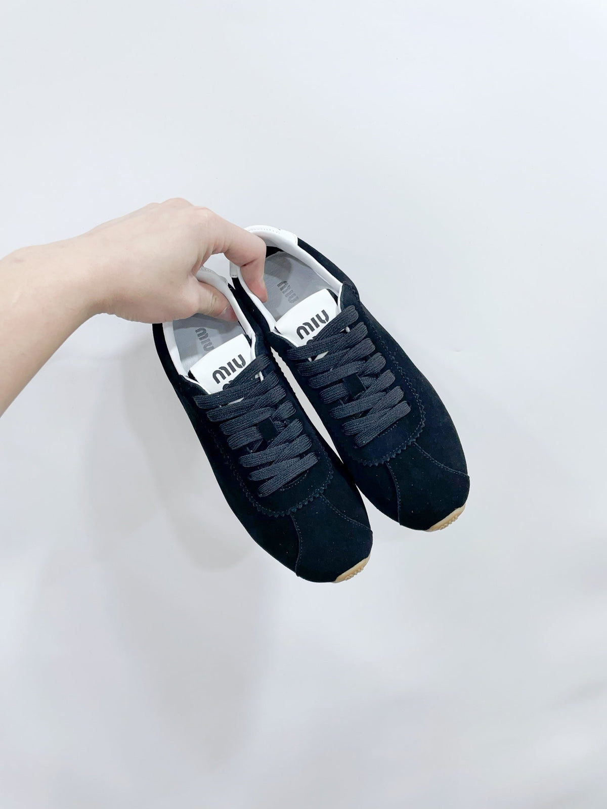 M-Sneakers