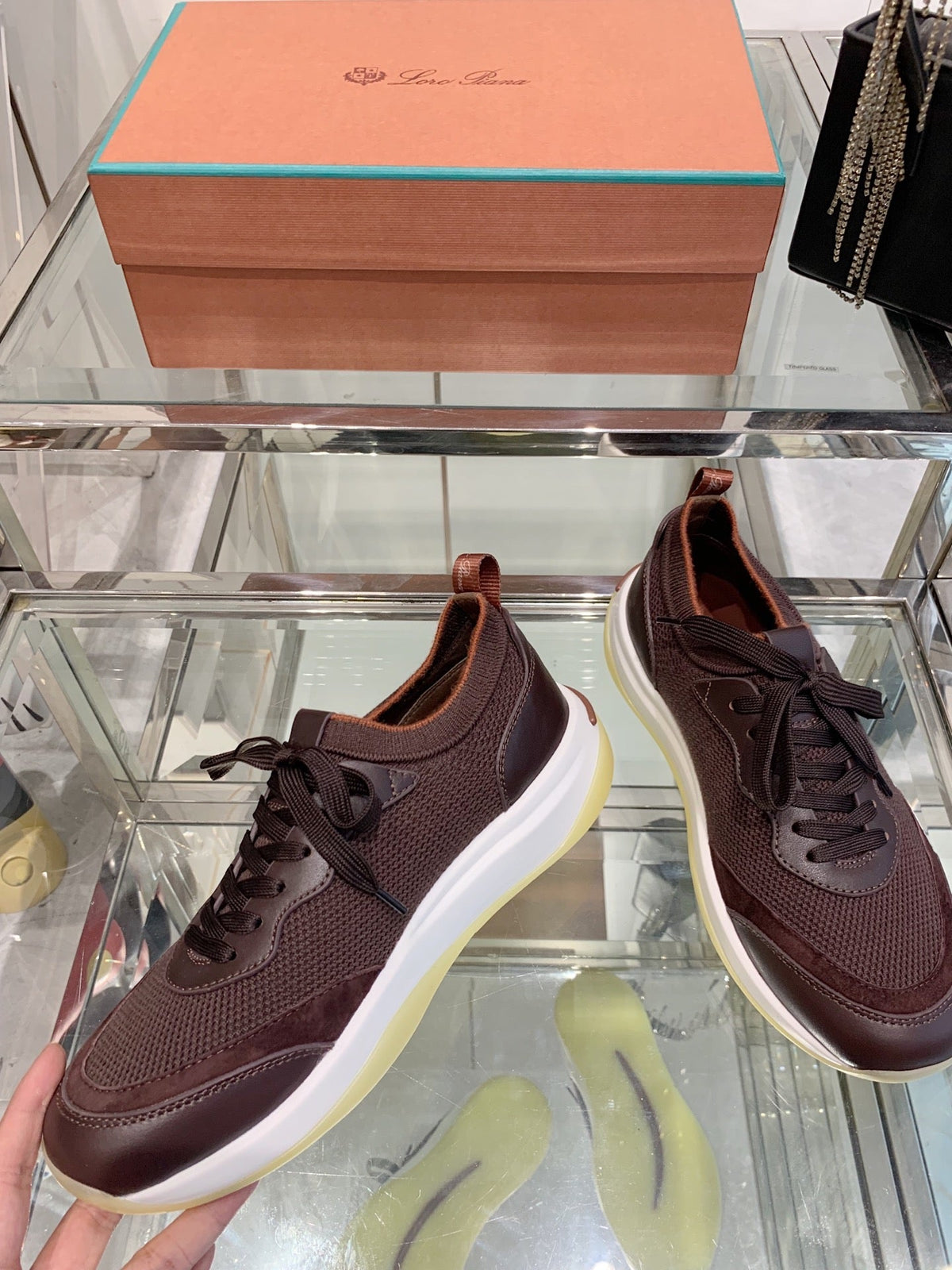 L-Sneakers