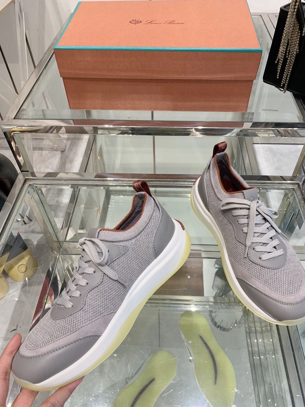 L-Sneakers